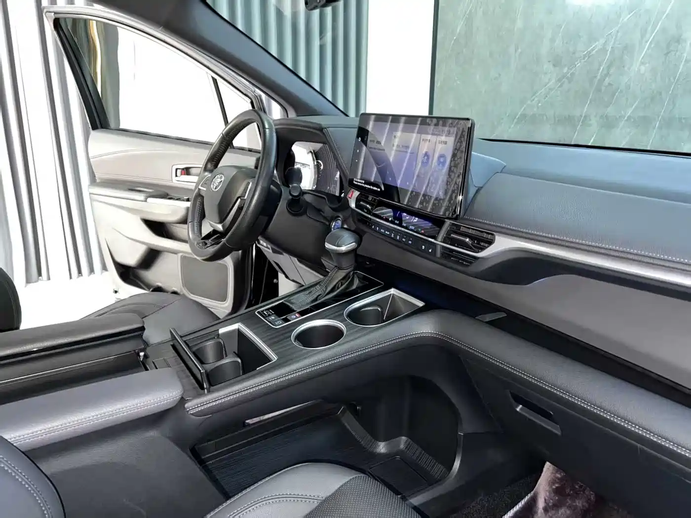 Toyota Sienna 2021 2.5L Hybrid Premium Edition фото 13