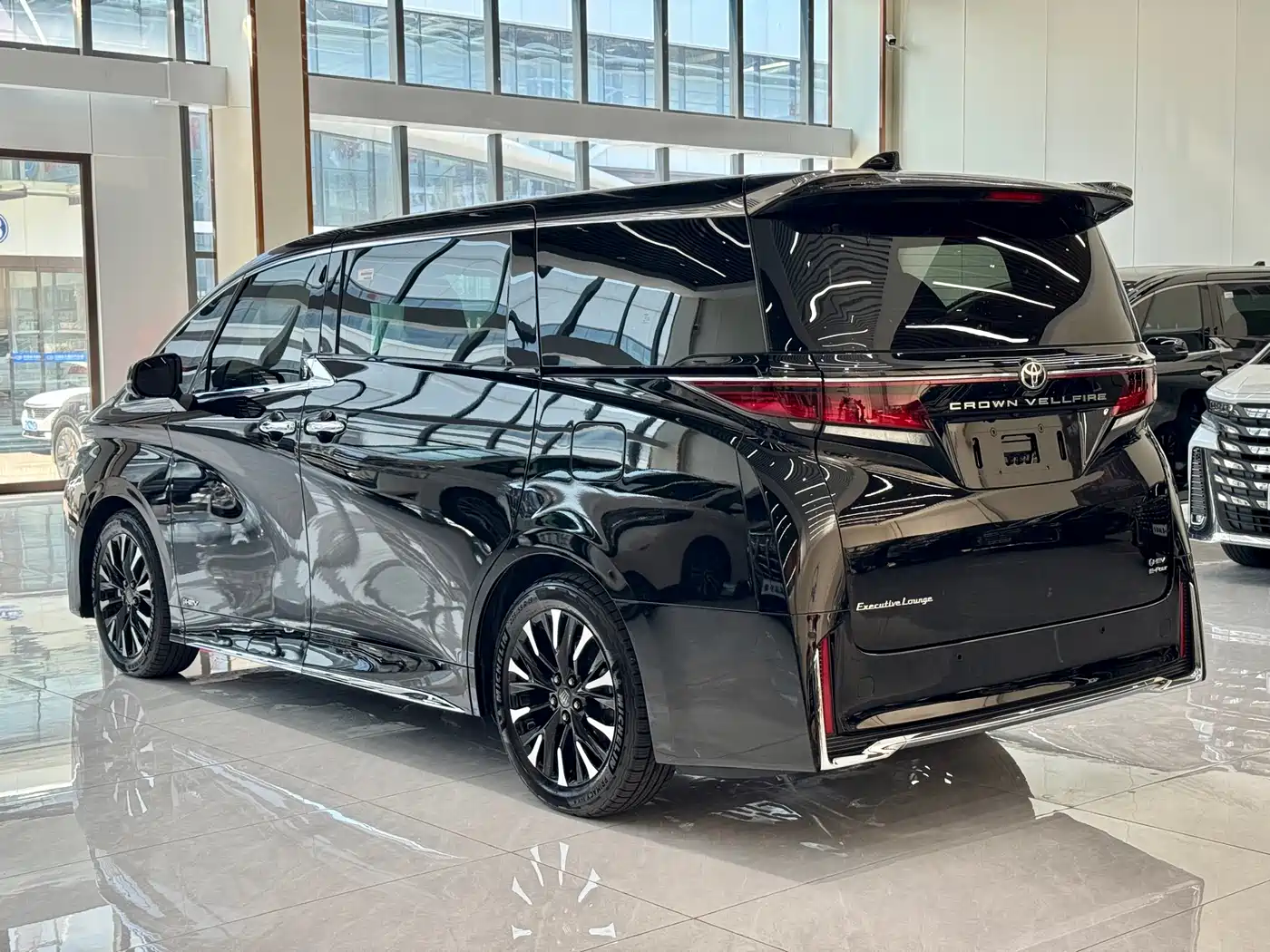 Toyota Vellfire 2024 Crown Hybrid 2.5L Premium Edition фото 13