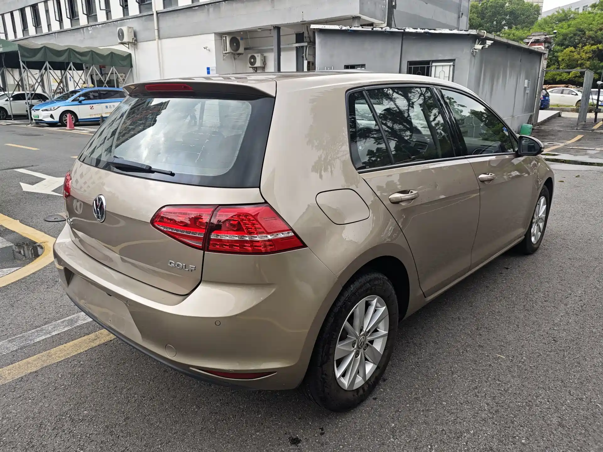 Photo 6 - Volkswagen Golf