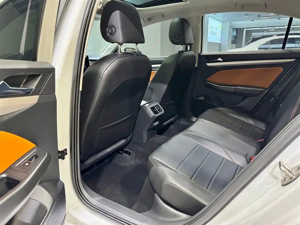 VOLKSWAGEN BORA