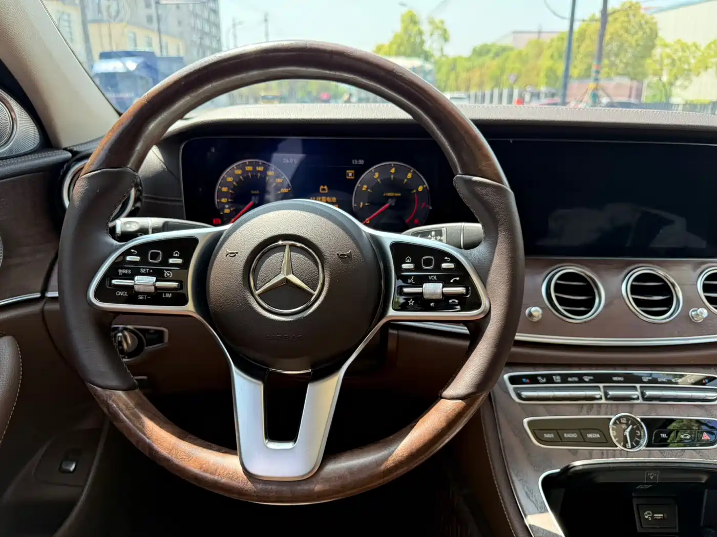 Mercedes-Benz E-Class 2020 E 300 L Luxury Model фото 14