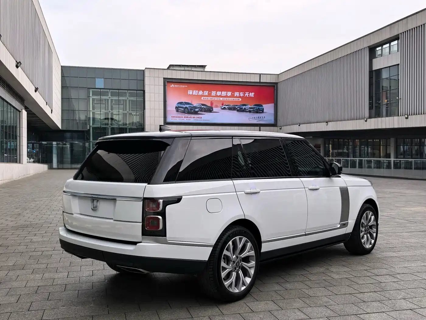 Land Rover Range Rover 2021 3.0 L6 Heritage Extended Classic Edition фото 5