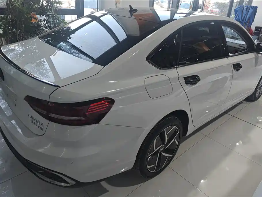 Volkswagen Lavida 2023 300TSI DSG Starlight Full Comfort Edition фото 3