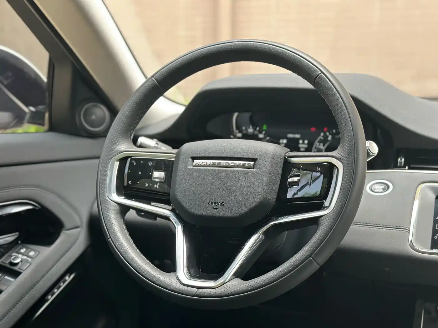 Land Rover Range Rover Evoque New Energy 2022 Range Rover Evoque L P300e Plug-in Hybrid фото 4