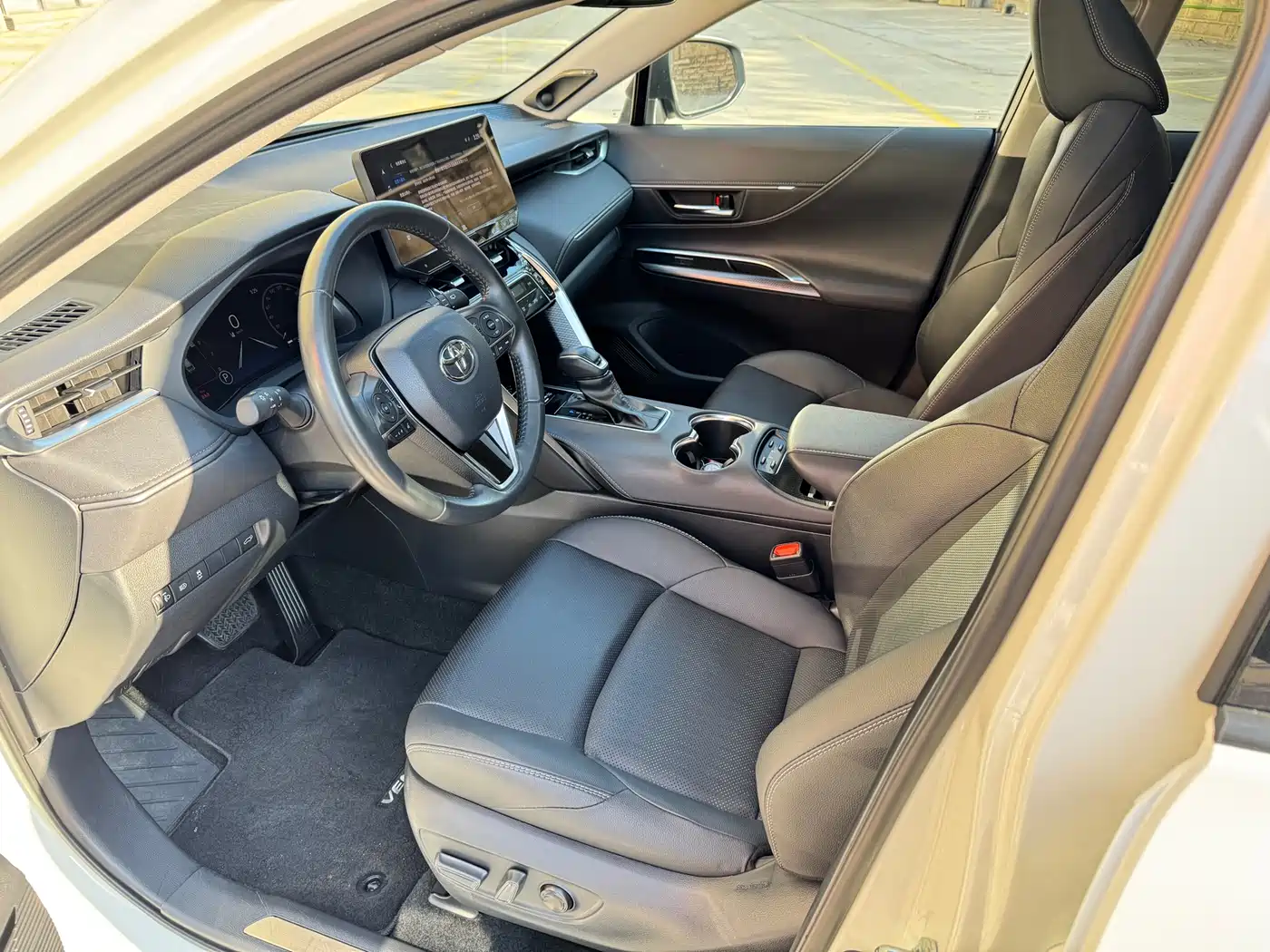 Toyota Venza 2023 2.0L CVT FWD Premium фото 8