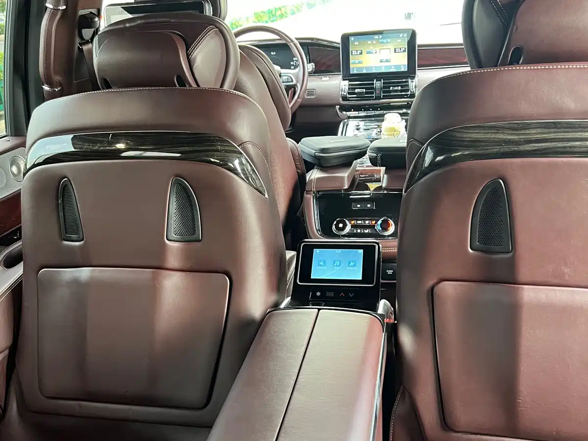 Фото 14 - Lincoln Navigator