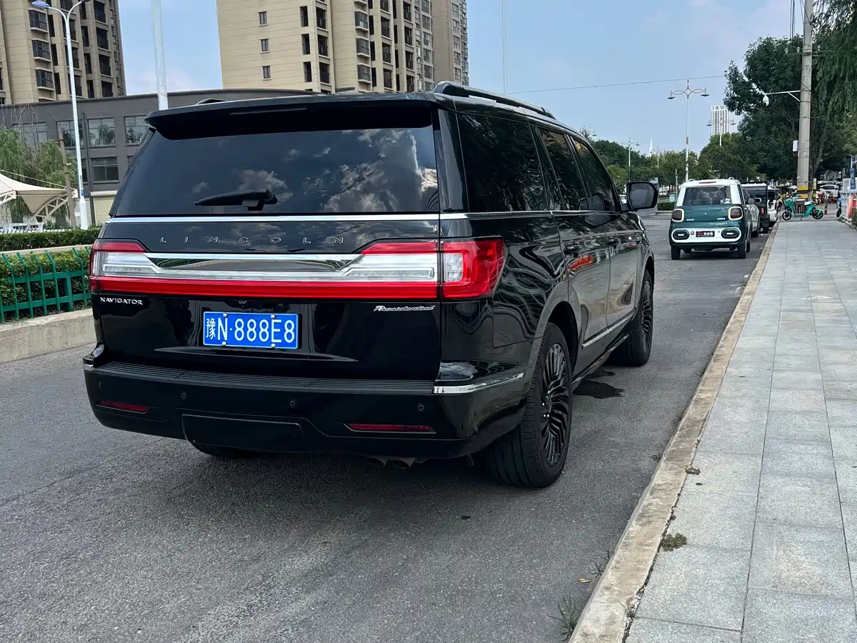 Фото 6 - Lincoln Navigator