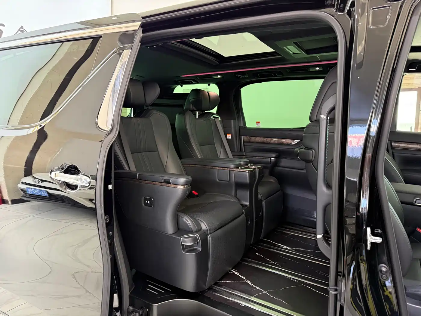 Toyota Alphard 2021 Hybrid 2.5L Premium фото 11