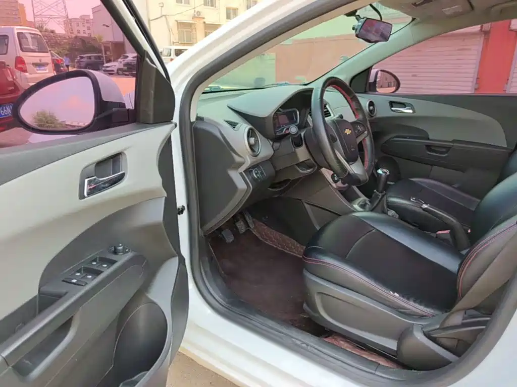 Chevrolet Aveo 2015 2014 Sedan 1.4SE MT Joy Edition