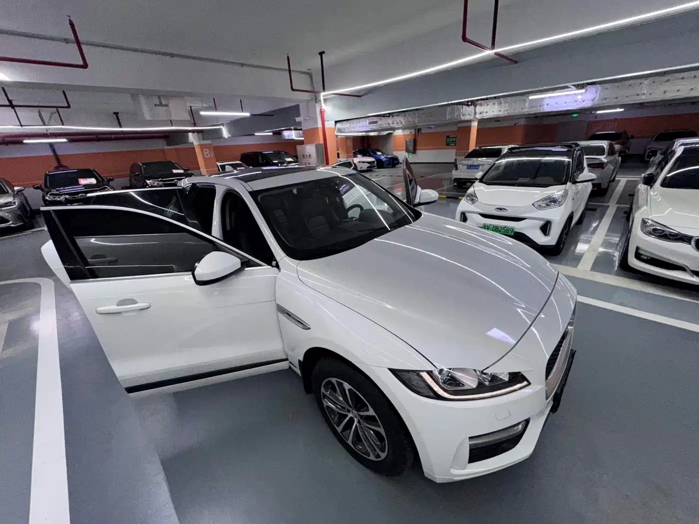 Фото 25 - Jaguar F-PACE