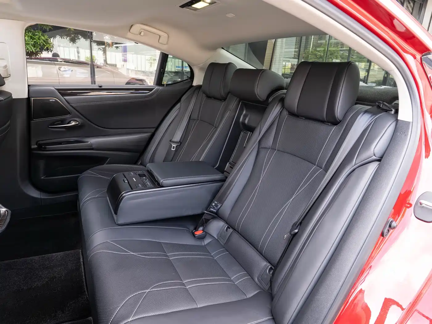 Photo 12 - Lexus ES