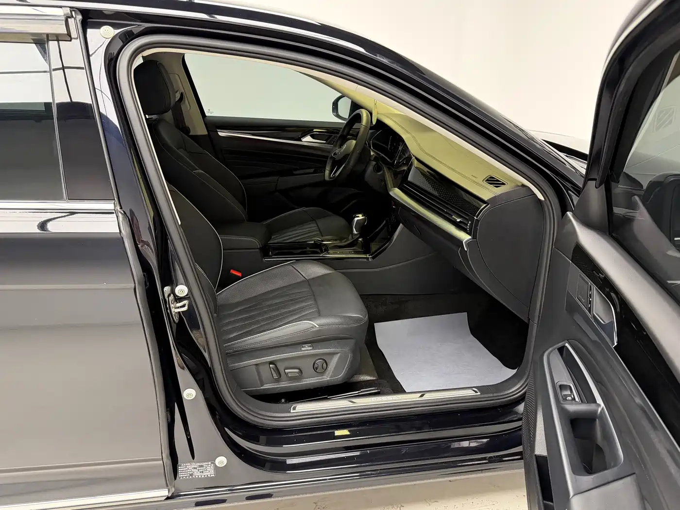Volkswagen Passat 2022 380TSI Flagship Edition фото 11