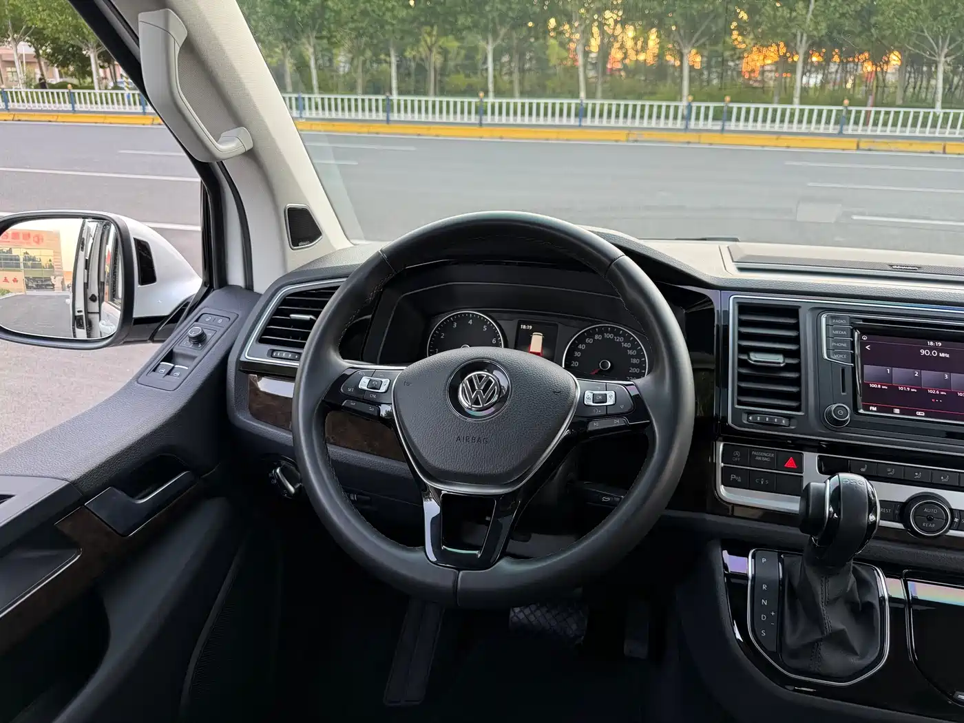 Volkswagen Multivan 2019 2019 2.0TSI 4WD Premium 7-seater