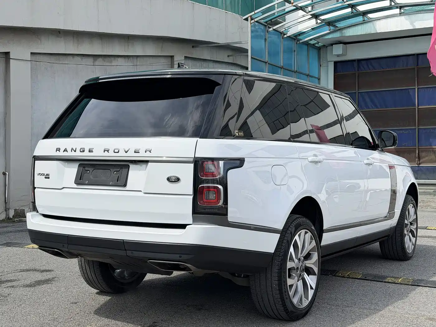 Land Rover Range Rover 2022 3.0 L6 400PS Heritage Extended Classic Edition фото 7