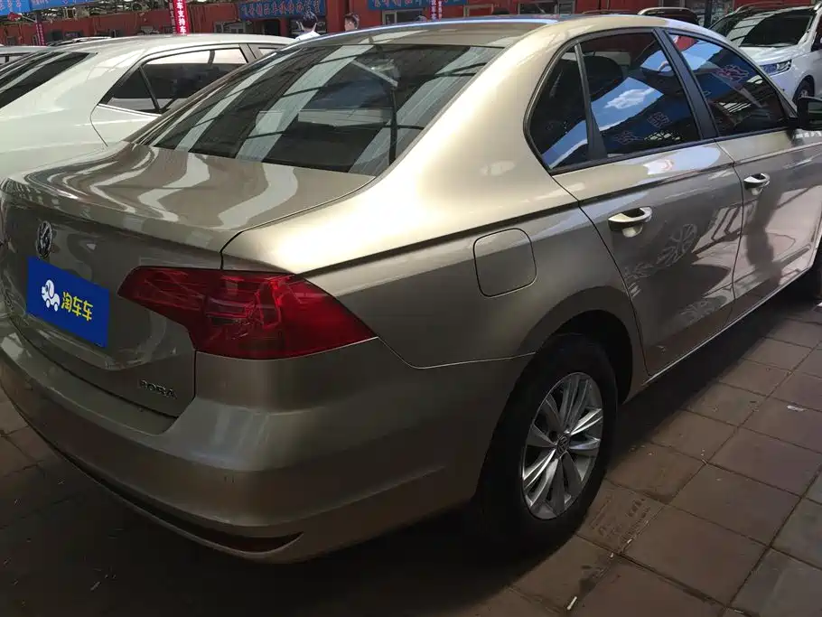 Volkswagen Bora 2017 1.6L Automatic Fashion Edition фото 3