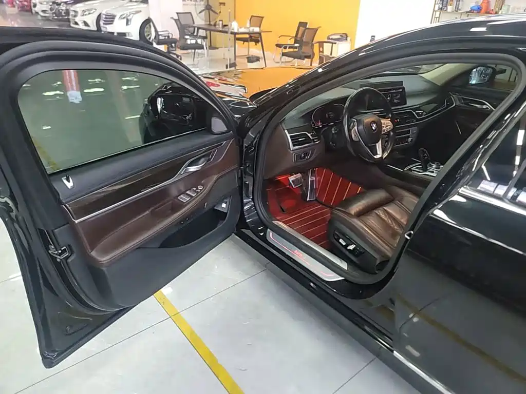 Фото 16 - BMW 7 Series