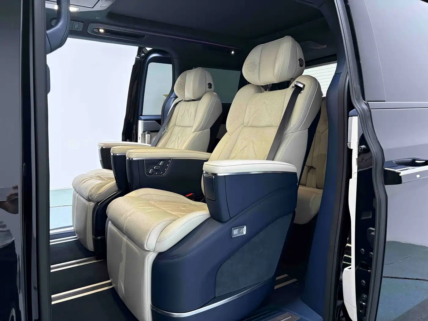 ZEEKR 009 2025 2024 7-Seat Aisle AWD Version 108kWh