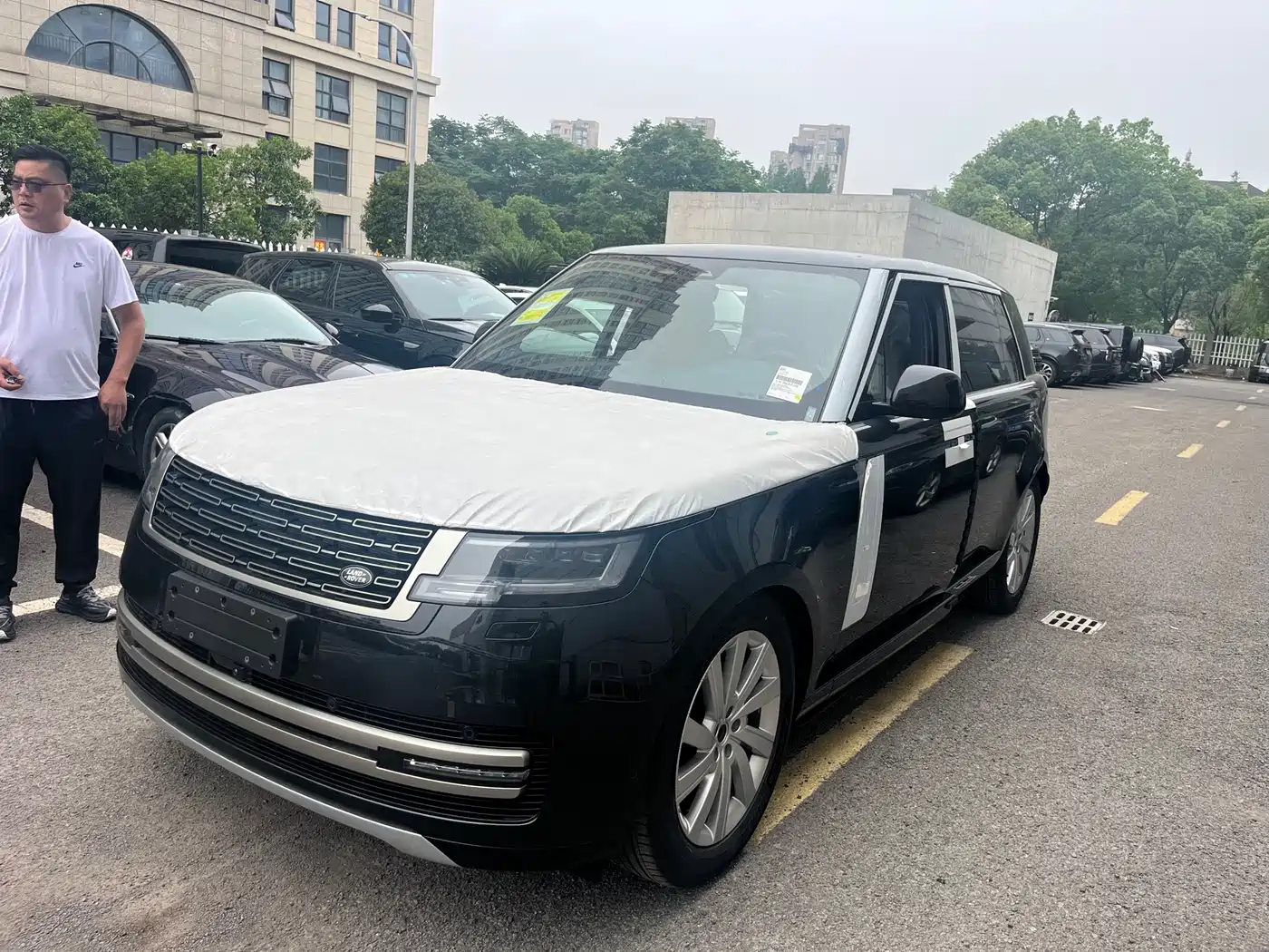 Land Rover Range Rover 2026 Model 3.0 L6 400PS SE Long Wheelbase Version
