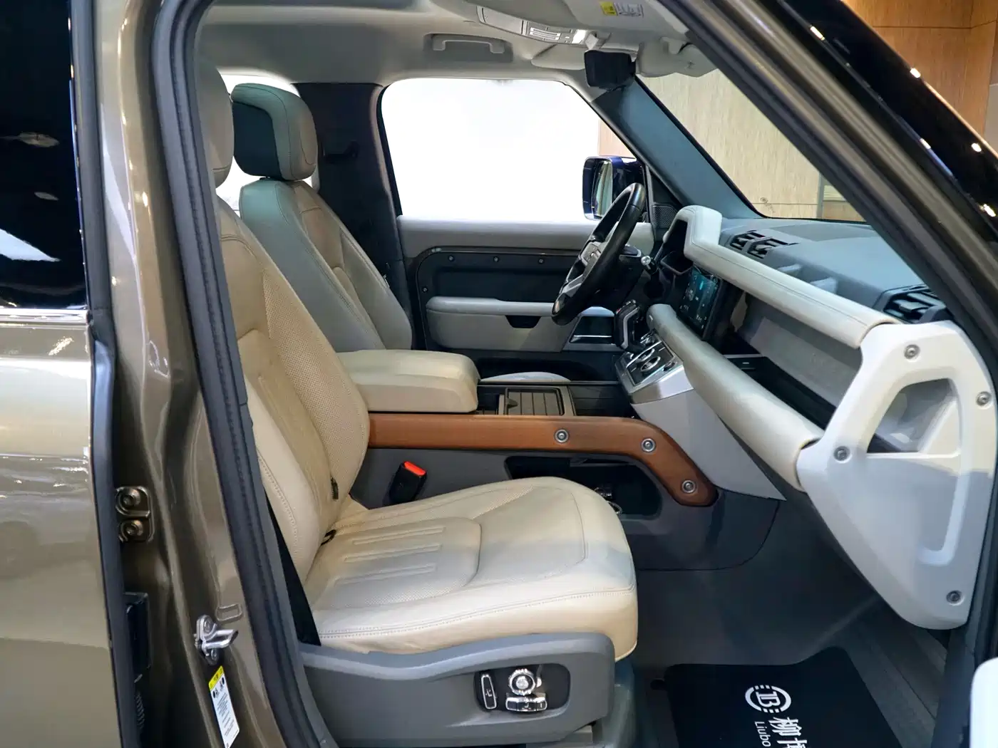 Land Rover Defender 2020 Model 110 P400 HSE фото 10