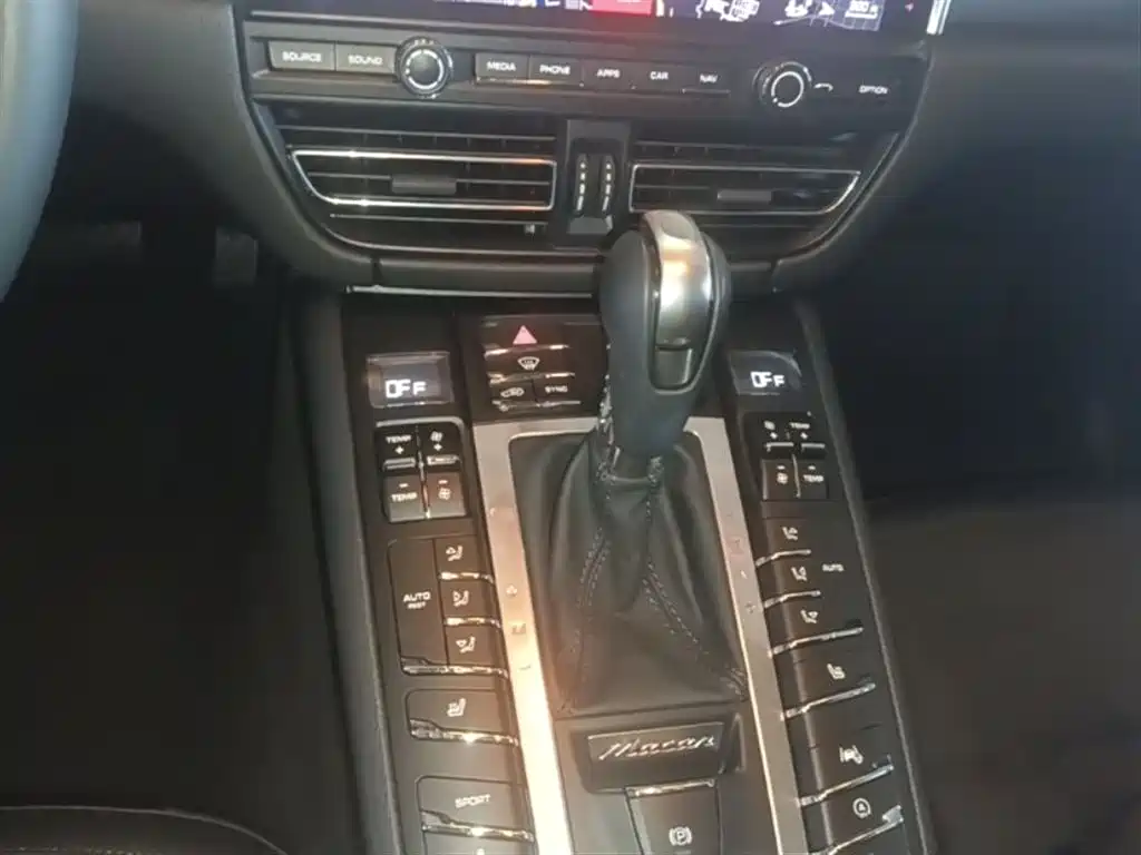PORSCHE MACAN