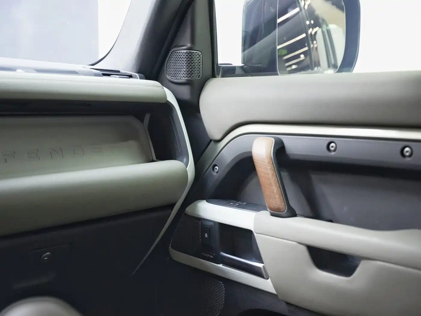 Land Rover Defender 2020 Model 110 P400 HSE фото 14