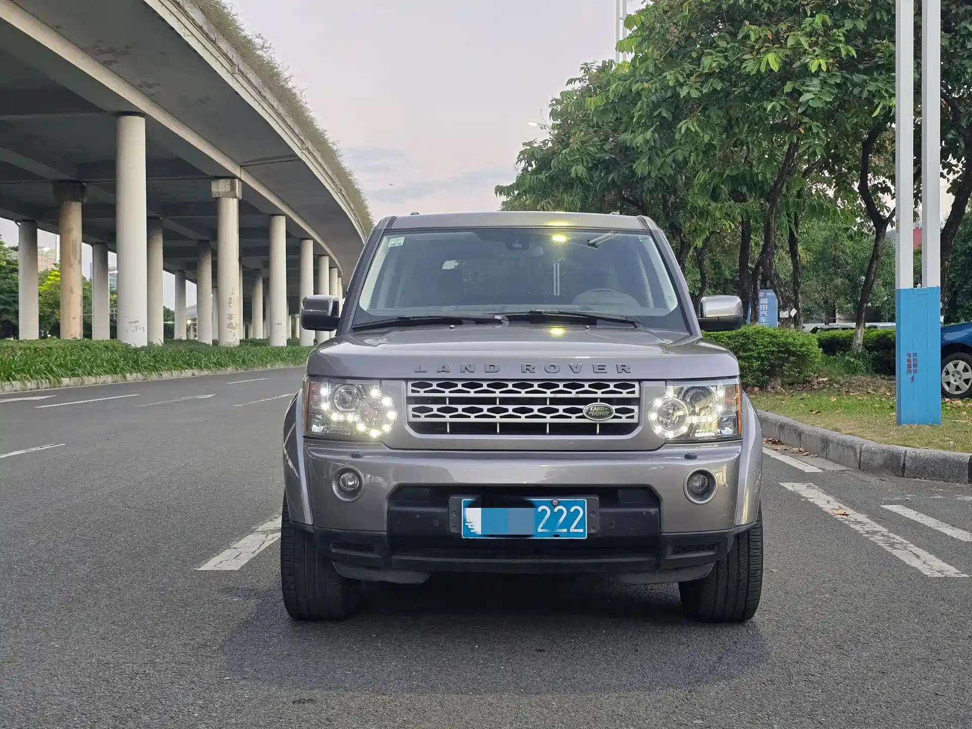 Photo 2 - Land Rover Discovery
