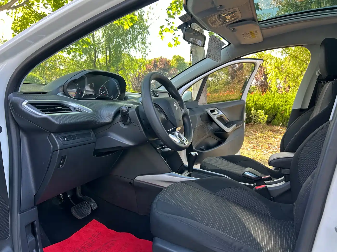 Peugeot 2008 2014 1.6L Automatic Fashion Edition фото 11