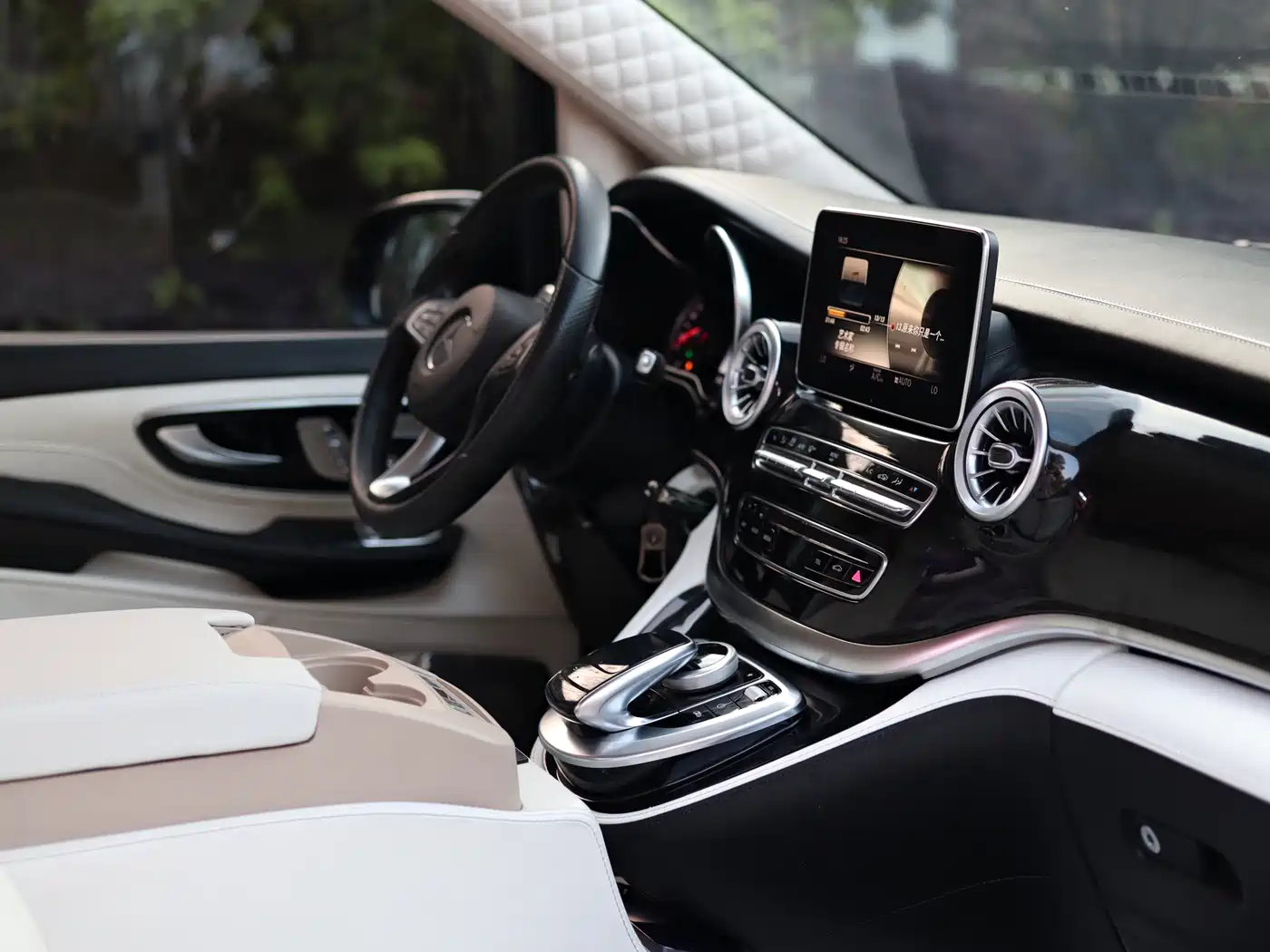 Mercedes-Benz V-Class 2018 V 260 L Premium Long Wheelbase Edition China VI фото 38