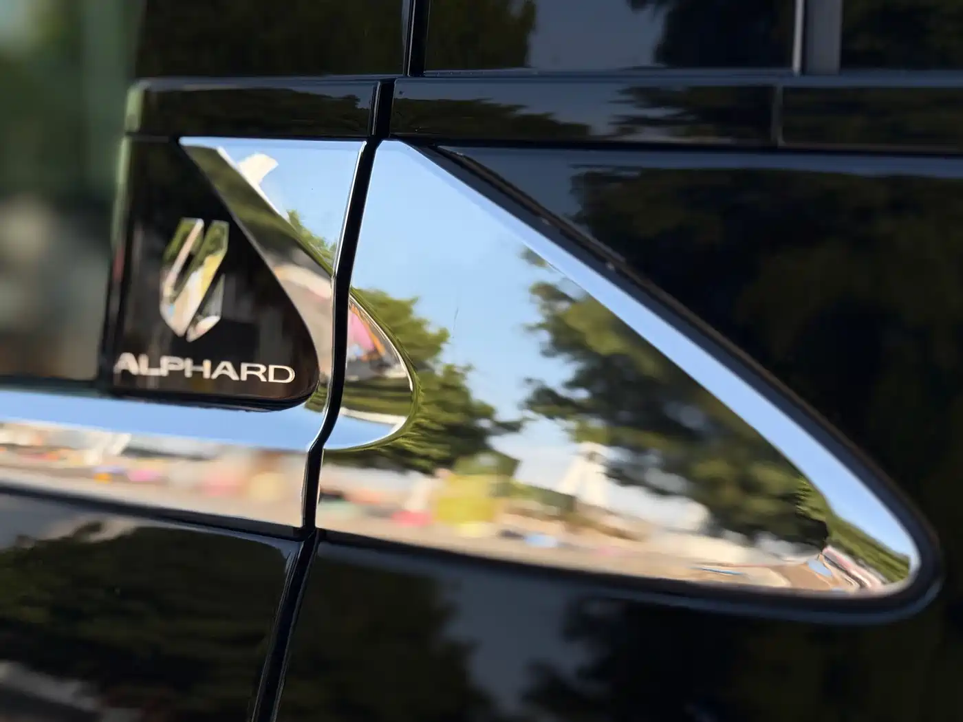 Toyota Alphard 2025 Hybrid 2.5L Ultimate Gold Edition фото 18