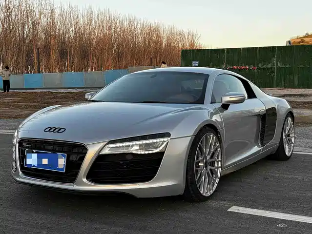 AUDI R8