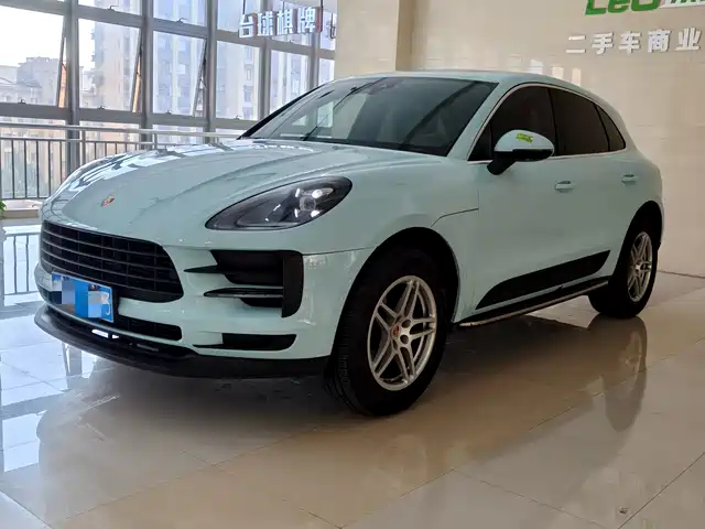 PORSCHE MACAN