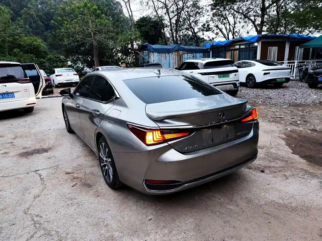 Photo 6 - Lexus ES