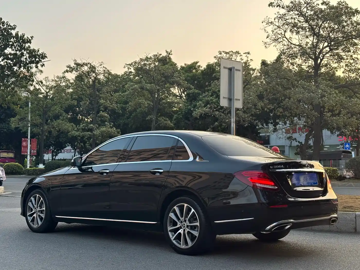 Mercedes-Benz E-Class 2019 E 300 L Fashion фото 9