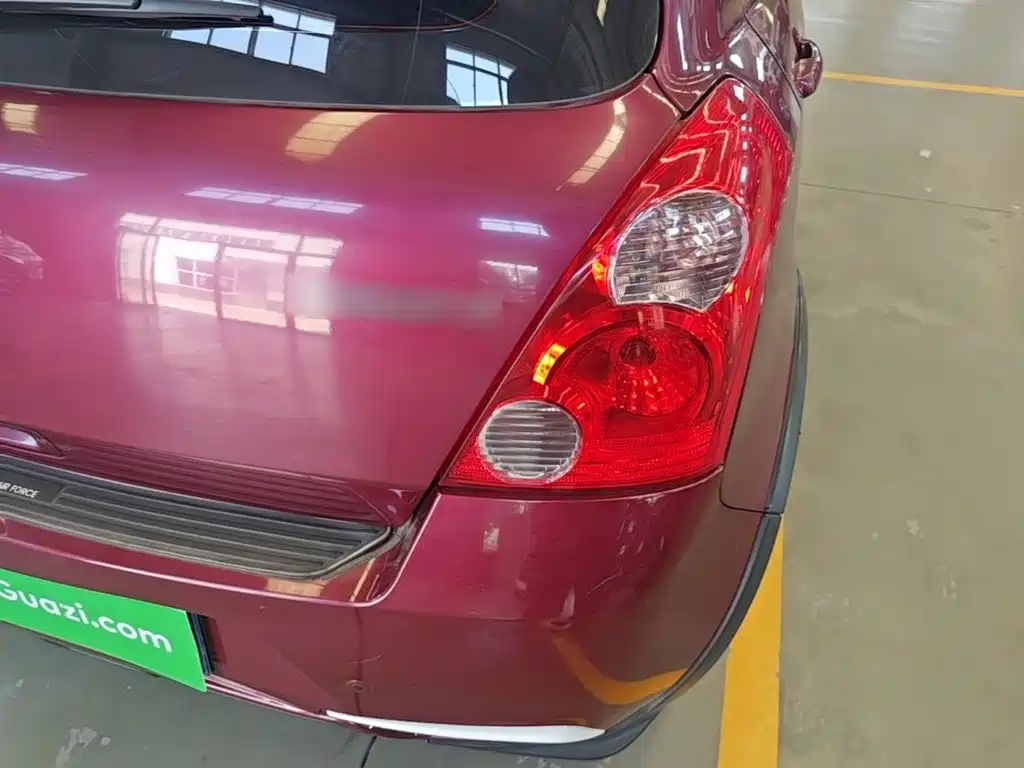 Фото 24 - Suzuki Swift