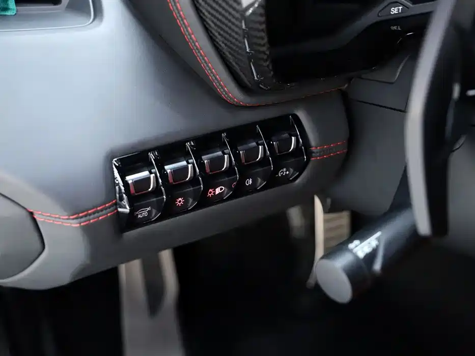 LAMBORGHINI AVENTADOR