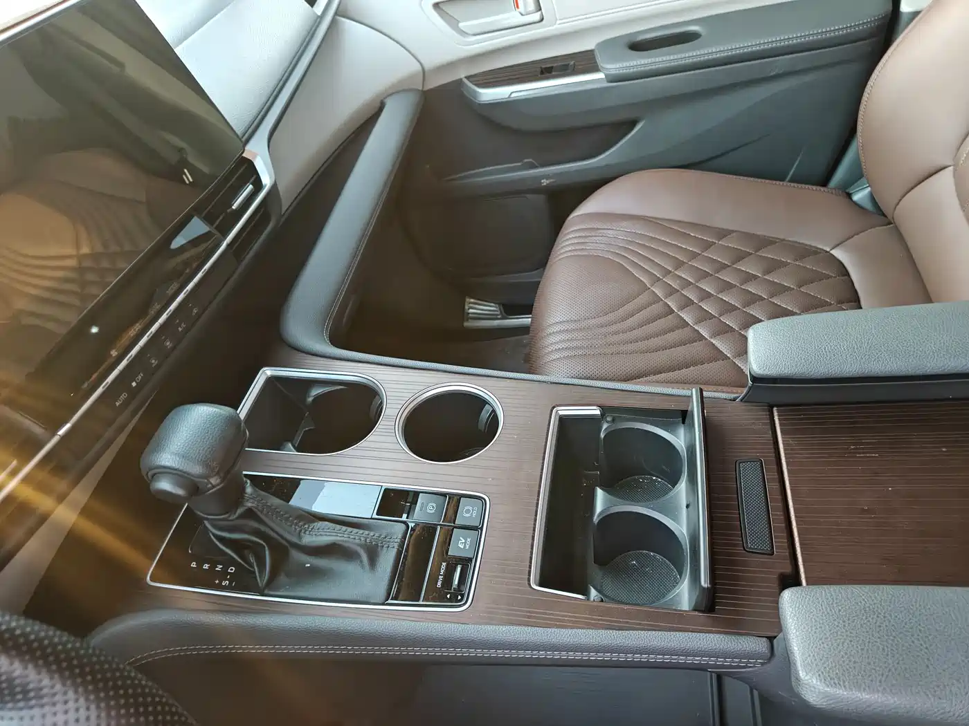 Toyota Sienna 2023 2.5L Hybrid Luxury Edition фото 14