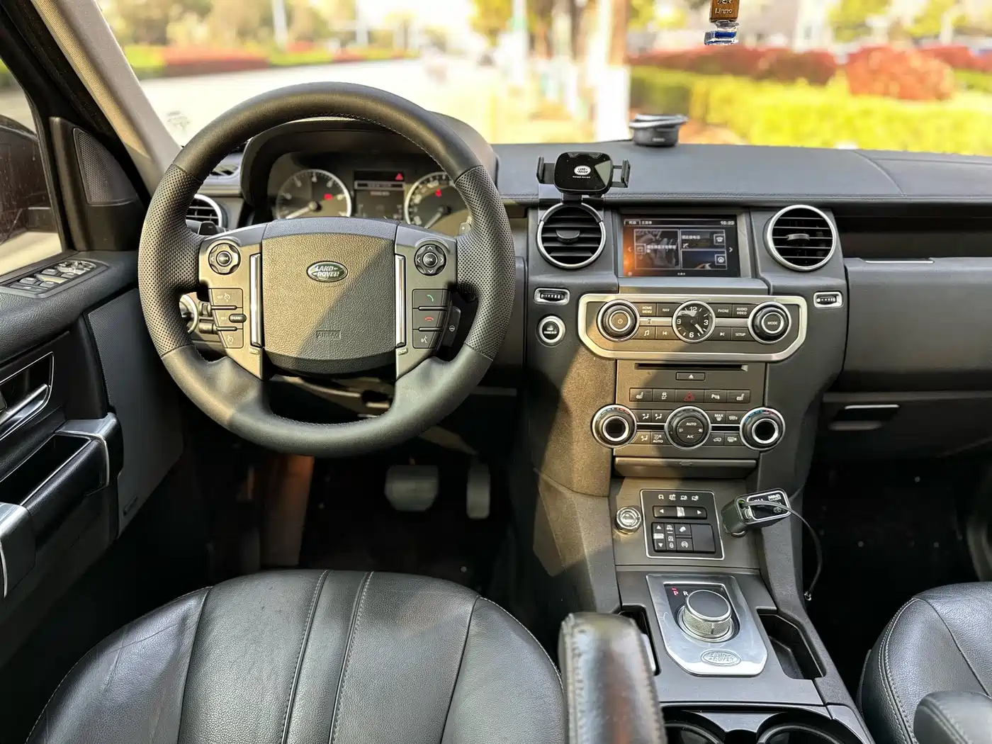 Land Rover Discovery 2016 3.0 SC V6 HSE фото 15