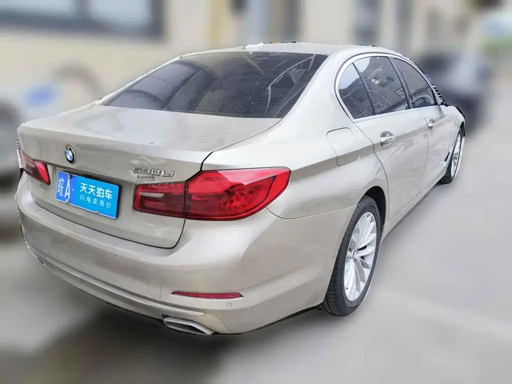 Photo 2 - BMW 5 Series