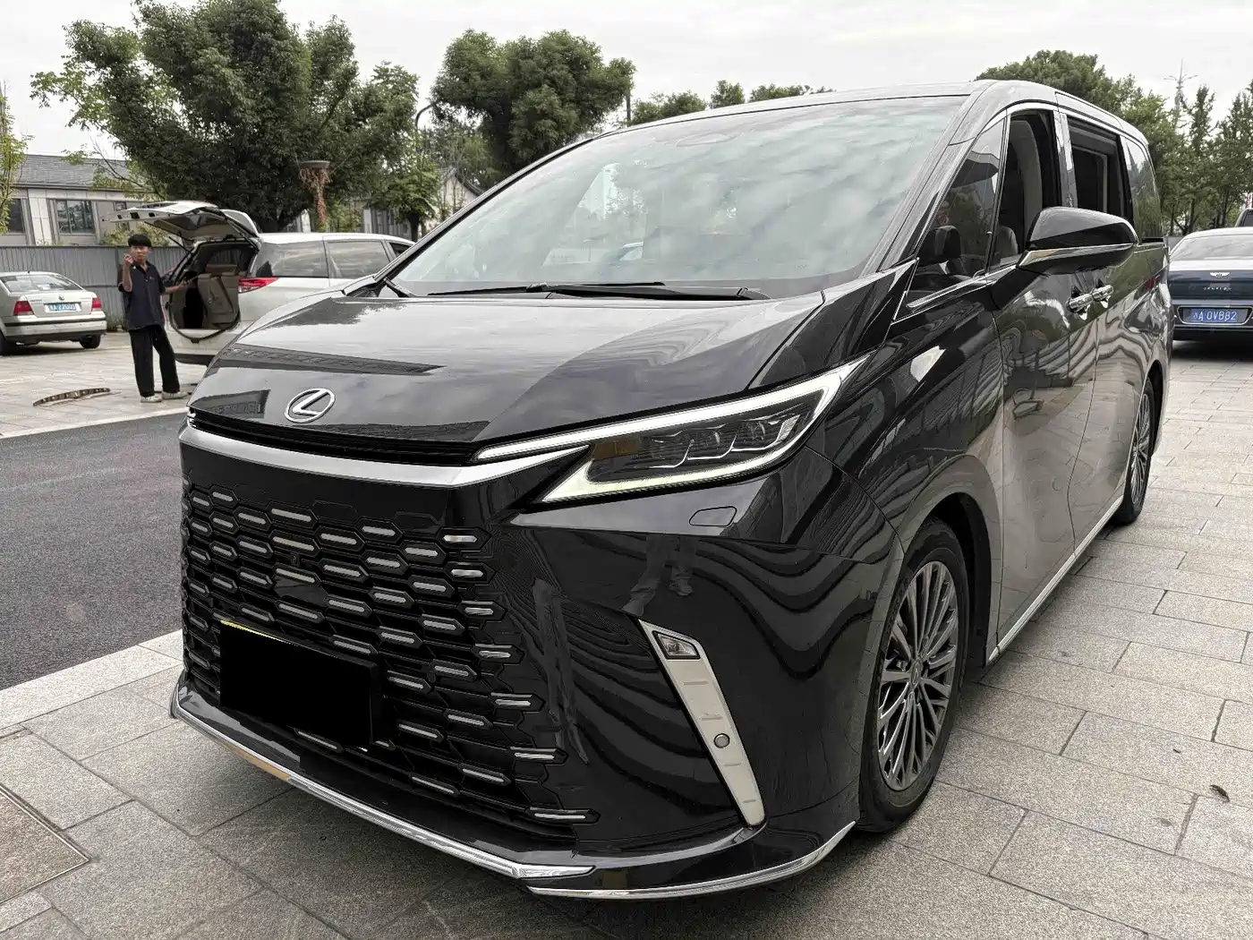 Lexus LM 2023 — пригон из Китая