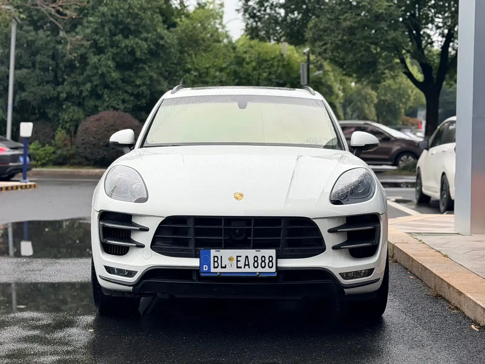 Photo 2 - Porsche Macan