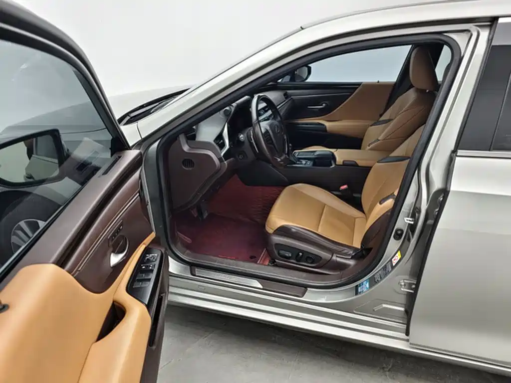 Фото 8 - Lexus ES