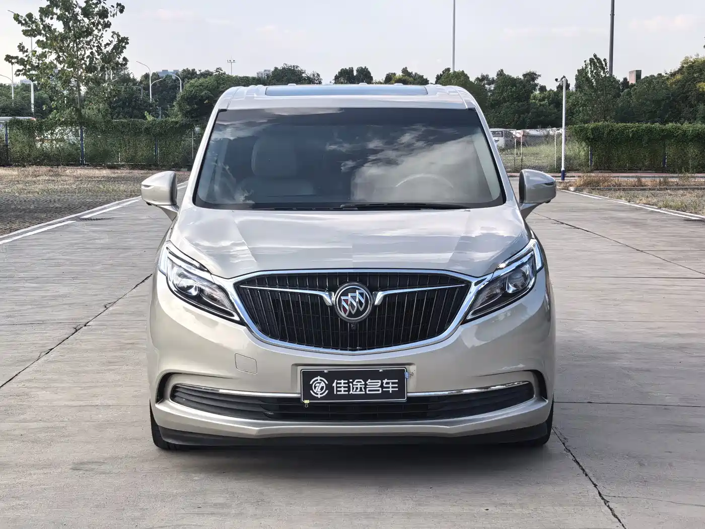 Photo 2 - Buick GL8