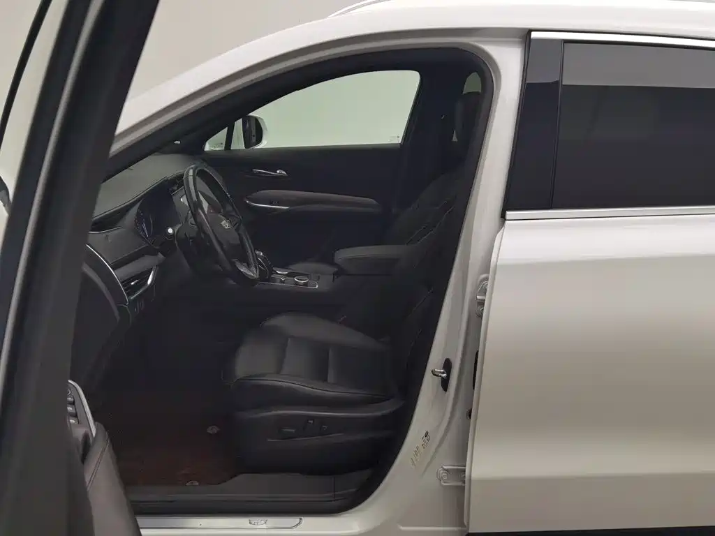 Photo 10 - Cadillac XT4