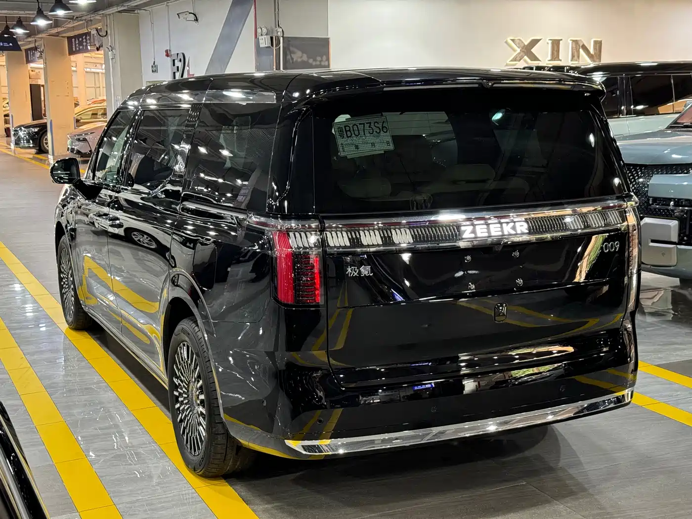 ZEEKR 009 2026 2024 6-seat Executive AWD 108kWh
