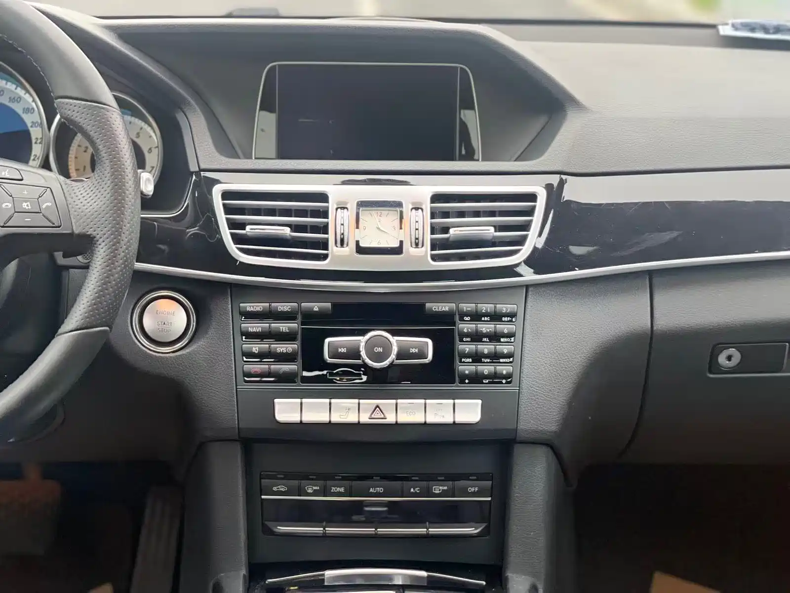 Photo 17 - Mercedes-Benz E-Class
