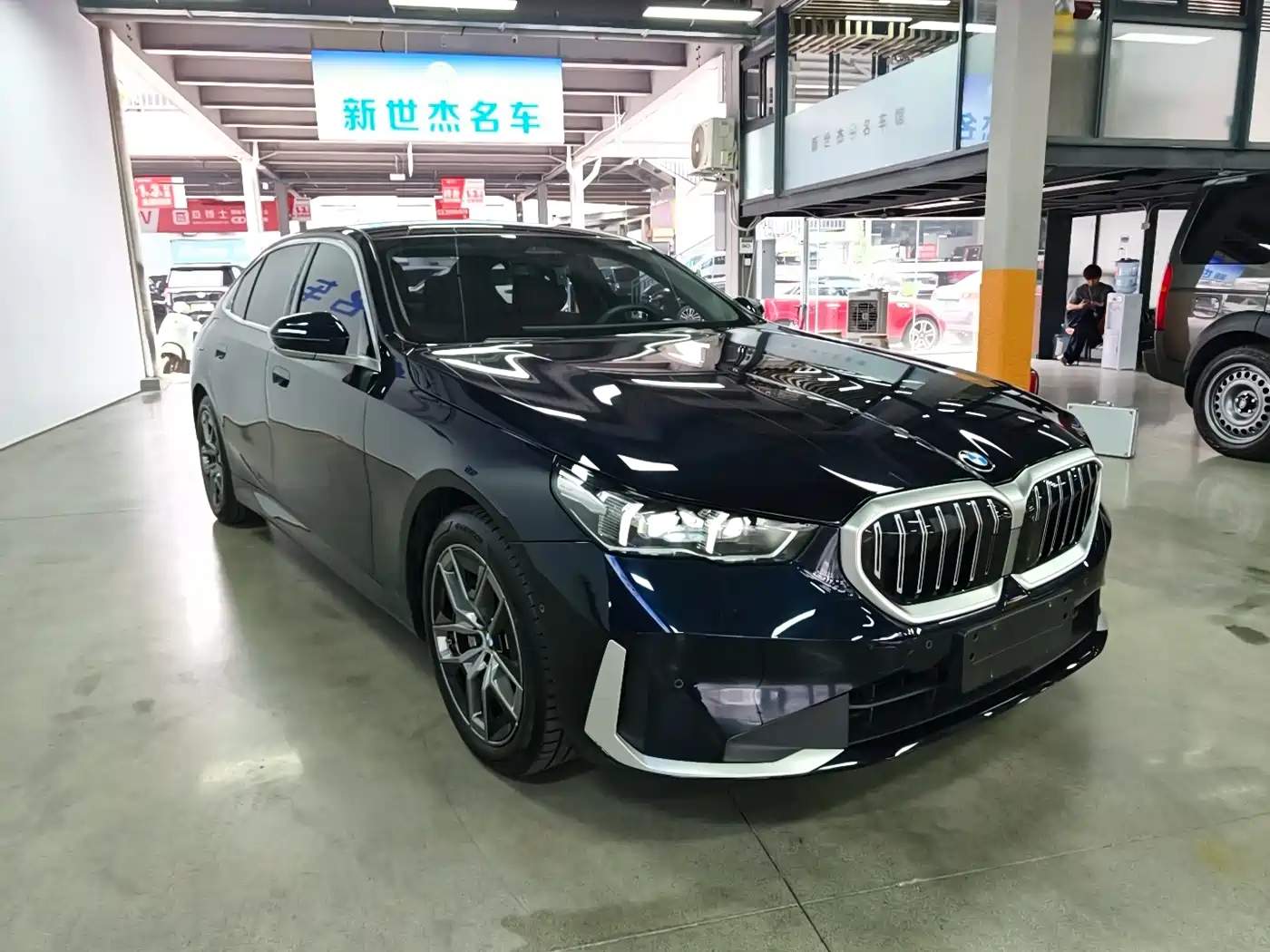 BMW 5 Series 2024 530Li Leading M Sport Package фото 3
