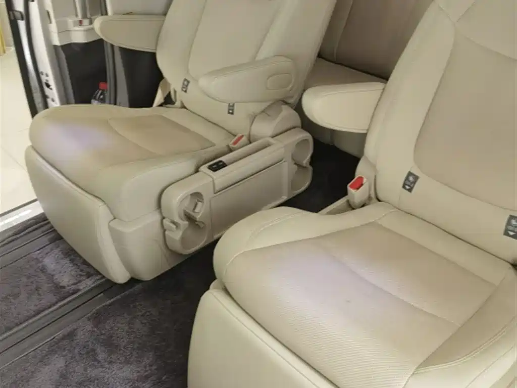 Toyota Sienna 2023 2.5L Hybrid Ultimate Edition фото 8