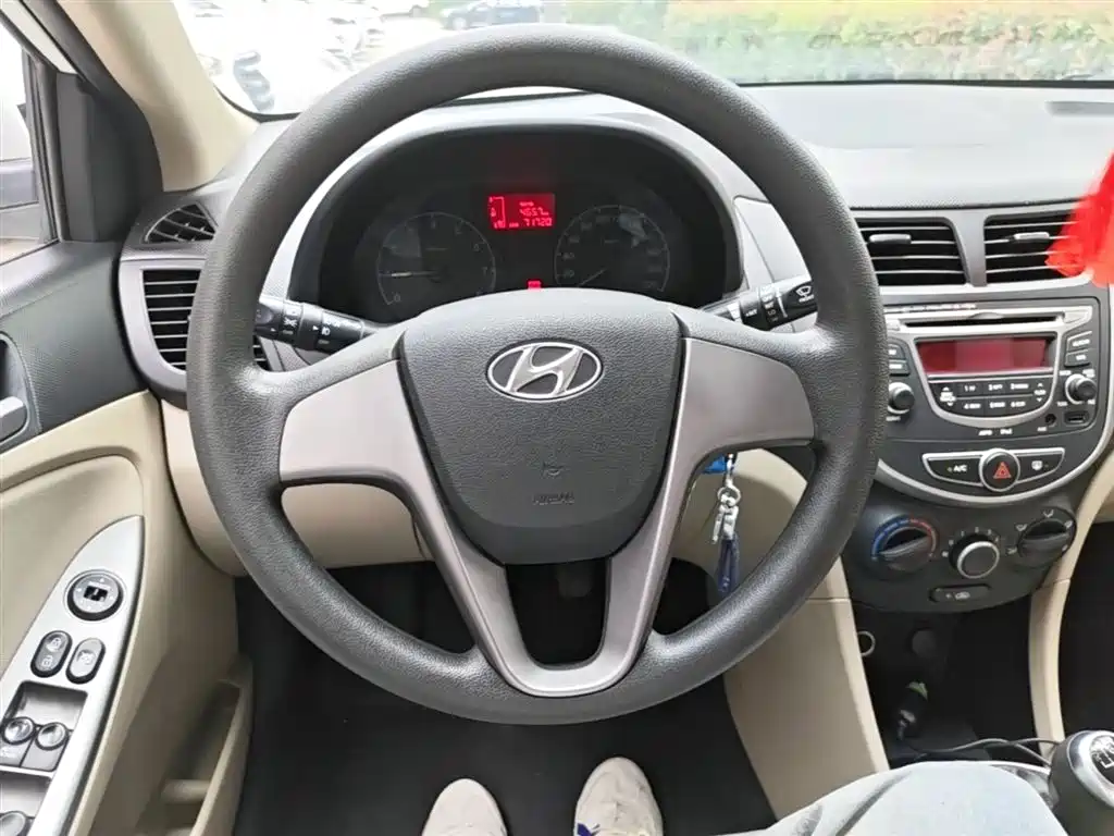 Hyundai Verna 2014 1.4L Manual Smart GLS фото 11
