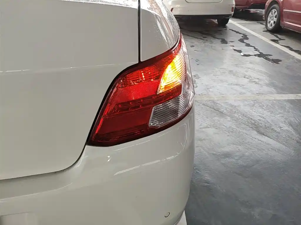 Peugeot 301 2014 1.6L Manual Luxury Edition фото 8