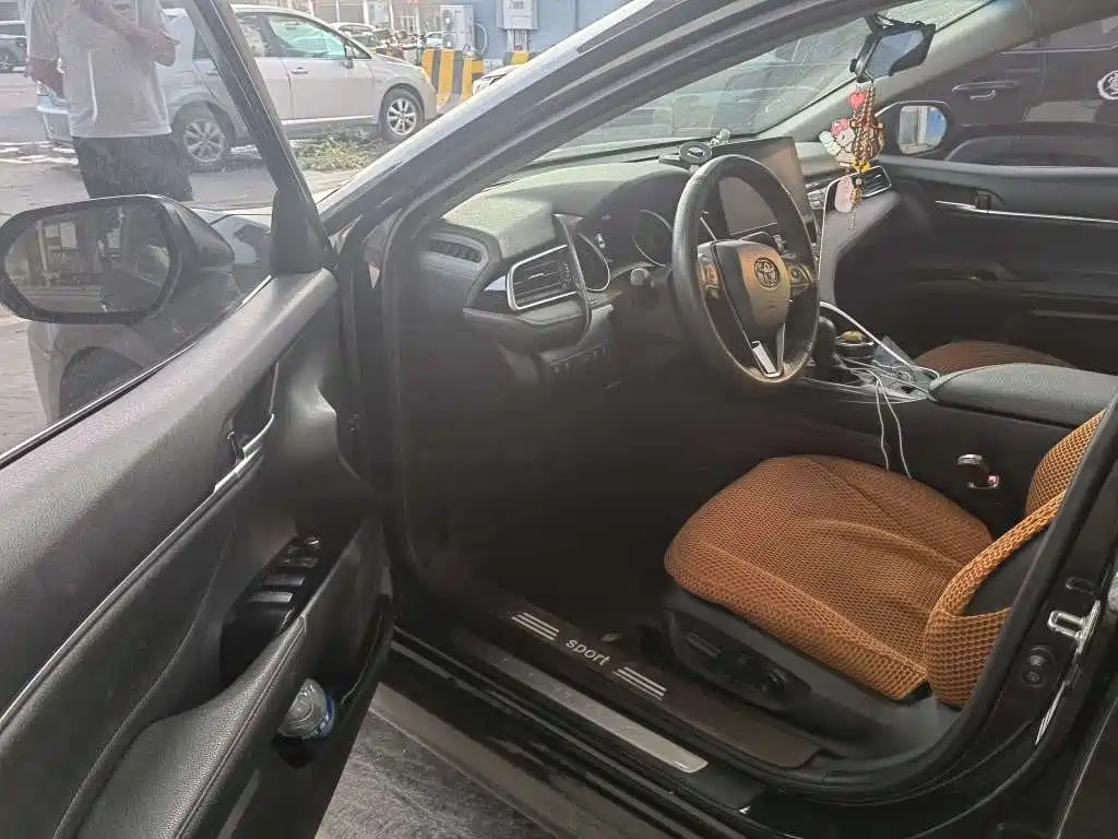 Фото 11 - Toyota Camry